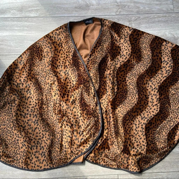 Marallis Collection  Leopard Print Poncho Cape - Picture 8 of 11